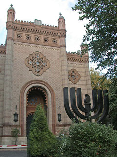 Bucharest Synagogue, above, was originally built in 1857-67, and was restored after World War 2. It is one of the few synagogues still active in Romania today