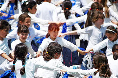 children dance to celebrate Yom HaAtzma'ut